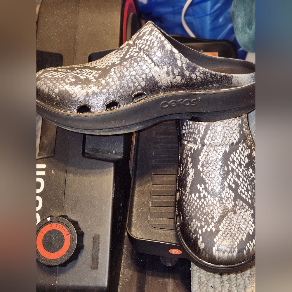 OOFOS Women's OOcloog Limited Edition Clog - Snake print size M7-W9 EU 40